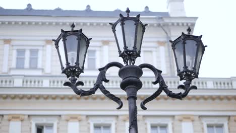 Lámpara-de-calle-vintage.-Linternas-contra-la-hermosa-fachada-del-edificio-europeo.