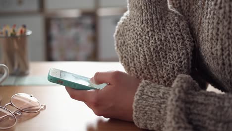 Junge-Frau-schringt-ihr-Smartphone