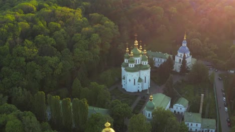 Vista-aérea-del-monasterio-de-Vydubychi,-al-atardecer,-Kiev,-Ucrania