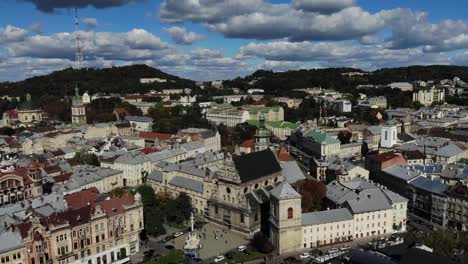 Vista-aérea-de-la-antigua-iglesia-en-Lviv,-Ucrania.-Vuela-por-la-iglesia.-4K