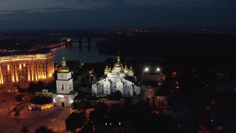 Flug-in-der-Nacht-über-die-Kathedrale-von-Sofia-in-Kiew