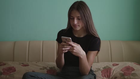 Mujer-joven-usando-teléfono-inteligente-y-caminar-en-el-parque-en-la-ciudad