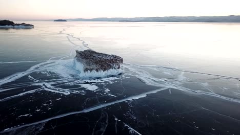 Luftaufnahme-am-Baikalsee.-Wintersee-mit-schönem-Eis.-Felsen-an-der-Küste-und-Inseln.-Russischer-Winter.-Drohne-Schuss.