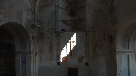 Vista-interior-de-la-iglesia-abandonada-y-dañada