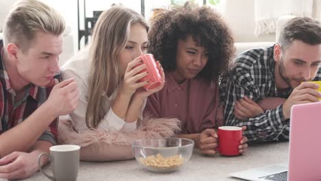 Amigos-bebiendo-café-y-viendo-películas