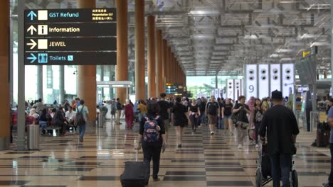 Zeitlupe-Reisende-laufen-durch-Flughafen