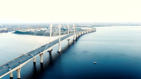 flycam-se-mueve-por-encima-del-puente-largo-atirantado-con-pilón