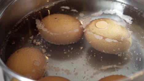 Hühnereier-werden-in-einer-Pfanne-hautnah-gekocht