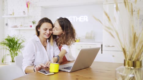 Girlfriends-working-and-have-breakfast