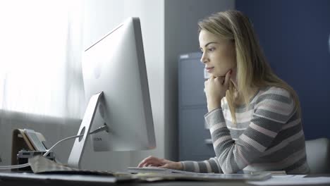 Young-woman-working-with-a-computer-in-the-office