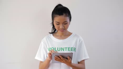 Voluntario-Asiático-con-Tablet