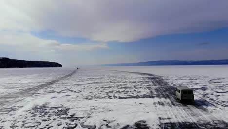 Auto-fährt-auf-Eisstraße-des-Baikalsees