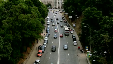 Bewegung-der-Autos-auf-der-Straße-Vladimirsky-Abstieg-in-Richtung-des-Postplatzes-in-Kiew,