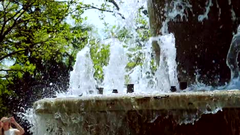 Jets-of-the-fountain-in-slow-motion.