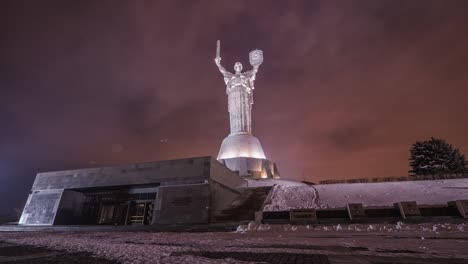 Nachtzeitraffer-der-Mutterlandstatue-in-Kiew