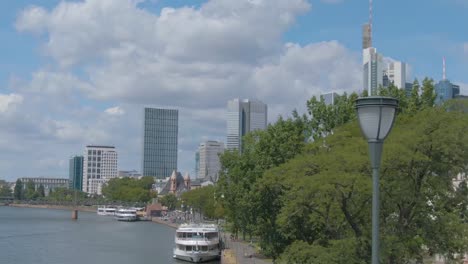 Flying-through-the-streets-of-Frankfurt