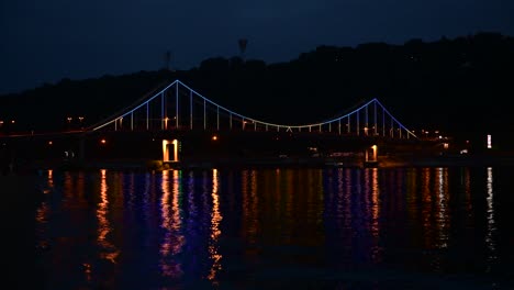 Kiew-pedastrian-Brücke-Beleuchtung-auf-Dnipro-Fluss-Reflexion-Ukraine-Reisen