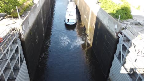 La-puerta-de-entrada-se-abre-para-dejar-pasar-la-nave.-Puerta-de-entrada-de-la-central-hidroeléctrica-de-Kiev.