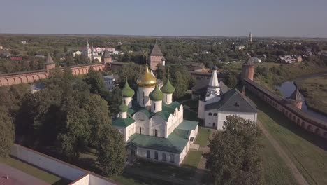 Flug-über-das-Erlöserkloster-des-Heiligen-Euthymius-in-Susdal.-Luftaufnahme-des-alten-russischen-Klosters.-Vladimir-Oblast.-Russland