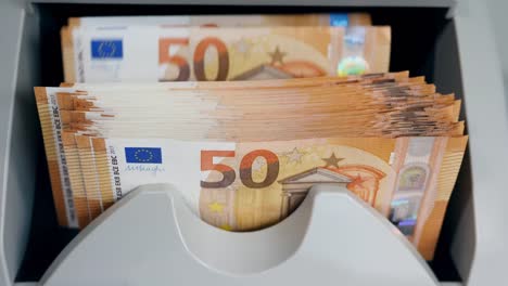 Los-billetes-en-euros-apilados-se-están-calculando