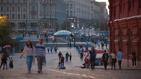 Moskau,-Russland---12.-August-2019.-Die-Menschen-laufen-durch-das-Stadtzentrum-in-der-Nähe-des-roten-Platzes-und-des-Kremls,-sie-entspannen-und-haben-Spaß