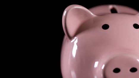 Pan-of-Piggy-Bank-en-la-superficie-de-madera-oscura