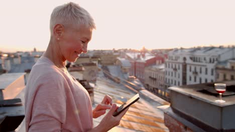 Mujer-con-corte-de-pelo-corto-usando-el-teléfono-en-el-techo