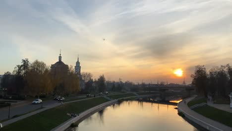 Panoramablick-auf-den-Sonnenuntergang,-Promenade,-alte-Kirchen