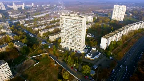 Vista-aérea-de-otoño-a-la-zona-residencial-y-rascacielos-en-Járkov