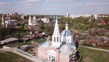 Dreifaltigkeitskathedrale-mit-typisch-für-alte-russische-Architektur-Zelt-ähnlichen-Glockenturm-während-der-Restaurierung