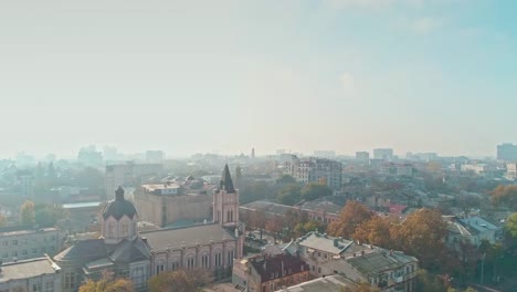 Old-city-foggy-morning-en-Odessa,-Ucrania