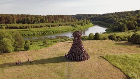 Luftaufnahme-des-russischen-Waldes,-des-Flusses-und-der-Steppe-mit-Blick-auf-eine-verlassene-Kirche-und-architektonische-Objekte