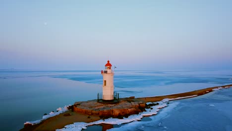 Vista-aérea-de-invierno-del-faro-de-Tokarevskiy---uno-de-los-faros-más-antiguos-del-Lejano-Oriente,-sigue-siendo-una-importante-estructura-de-navegación-y-atracciones-populares-de-la-ciudad-de-Vladivostok,-Rusia.