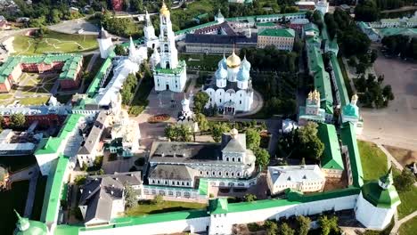 Luftaufnahme-des-architektonischen-Ensembles-der-Dreifaltigkeit-Lavra-von-St.-Sergius