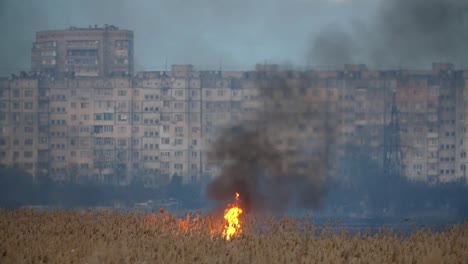 Reißende-Flamme-spielt-am-Abend-auf-dem-Feuchtgebiet-am-Dnipro-Ufer-in-slo-mo