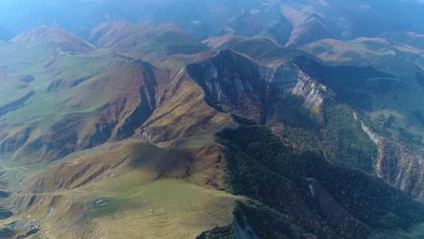 Muy-hermoso-valle-de-montaña.-Montaña-Mayak.-República-de-Daguestán.-Rusia