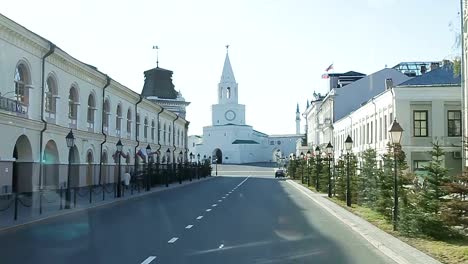 Zeitlupenkamera-bewegt-sich-entlang-der-Straße-in-Richtung-Kasan-ErKreml