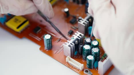 Elektronik-und-Chip.-PCB-Komponenten-Mikro:-Widerstände-und-Kondensatoren