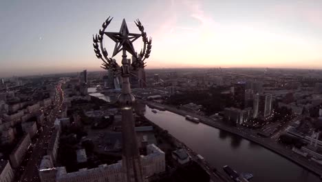 Russische-Wolkenkratzer-Flug-über-Luftbild.-Stalin-Hochhaus.-Ukraine-Hotel.-Radisson-Hotel.-Moskau-Stadt-Business-Center.-Wolkenkratzer-von-Moscow-International-Business-Center-(Moskau)-und-die-Moskwa-bei-Sonnenauf--oder-Sonnenuntergang.