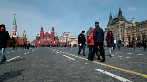 Touristen-und-Einheimische-besuchen-roten-Platz-in-Moskau,-Russland.-Time-Lapse.-FullHD