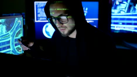 Hacker-stehlen-Finanzierung-durch-Internet,-Geld-mit-gestohlenen-Bankkarte,-Hacks-Computer,-Computer-Code-reflektieren-Gesicht-Hacker-stehlen