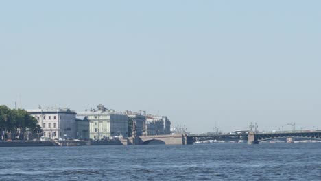 St.-Petersburg-und-Troitsky-Brücke-über-die-Newa-Ufer-im-Sommer,-Russland