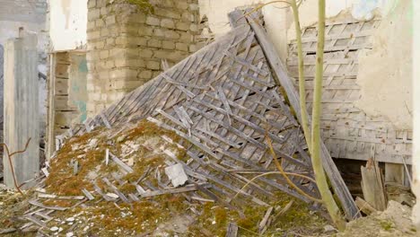 Trümmern-verstreut-auf-der-Außenseite-des-zerstörten-Hauses