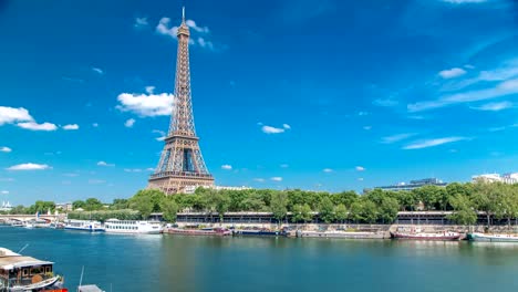 El-timelapse-de-la-torre-de-Eiffel-de-terraplén-en-el-río-Sena-en-París