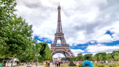 Champ-de-Mars-und-dem-Eiffelturm-Timelapse-Hyperlapse-an-einem-sonnigen-Sommertag.-Paris,-Frankreich