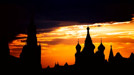 Timelapse-de-la-hermosa-puesta-de-sol-en-el-centro-histórico-de-Moscú-cuadrado-rojo-y-silueta-de-la-torre-de-Kremlin