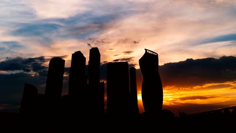 Timelapse-de-silueta-de-rascacielos-internacional-ciudad-de-centro-de-negocios-en-puesta-de-sol-en-Moscú-Rusia