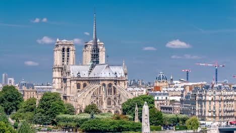 Panorama-de-París-con-la-isla-de-la-Cité-y-la-Catedral-de-Notre-Dame-de-París-timelapse-desde-el-mirador-de-Instituto-del-mundo-árabe.-Francia