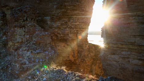 Estructura-de-pilares-de-Lena-en-puesta-del-sol,-República-de-Sakha