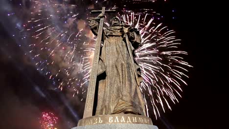 Fuegos-artificiales-sobre-el-monumento-al-Santo-Príncipe-Vladimir-el-grande-en-cuadrado-de-Borovitskaya-en-Moscú-cerca-del-Kremlin,-Rusia.--La-ceremonia-de-apertura-tuvo-lugar-el-04-de-noviembre-de-2016